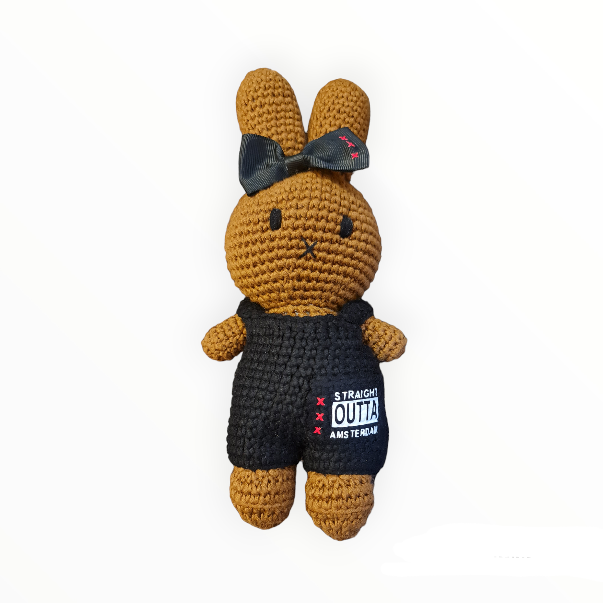 Shop Nina met zwarte outfit "Straight Outta Amsterdam"