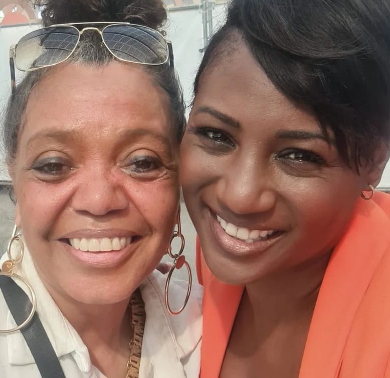 Edsilia Rombley lachend samen met Ellen