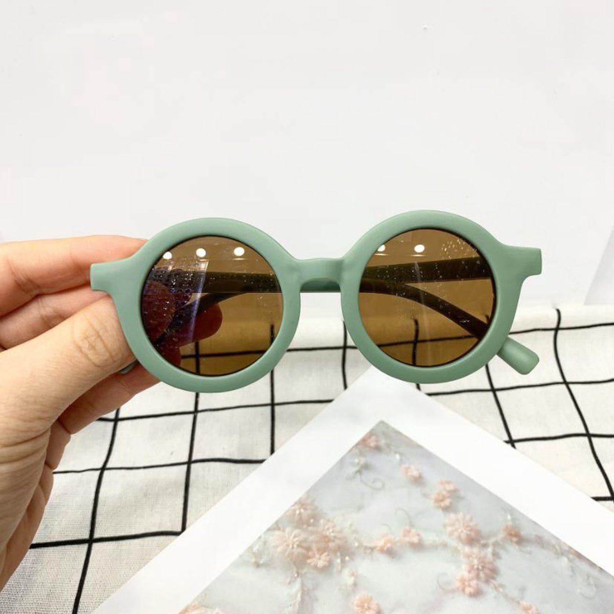 Speel, leer en groei met Kids zonnebril oud Groen van Colourful Goodies - Inclusiviteit in elk detail.