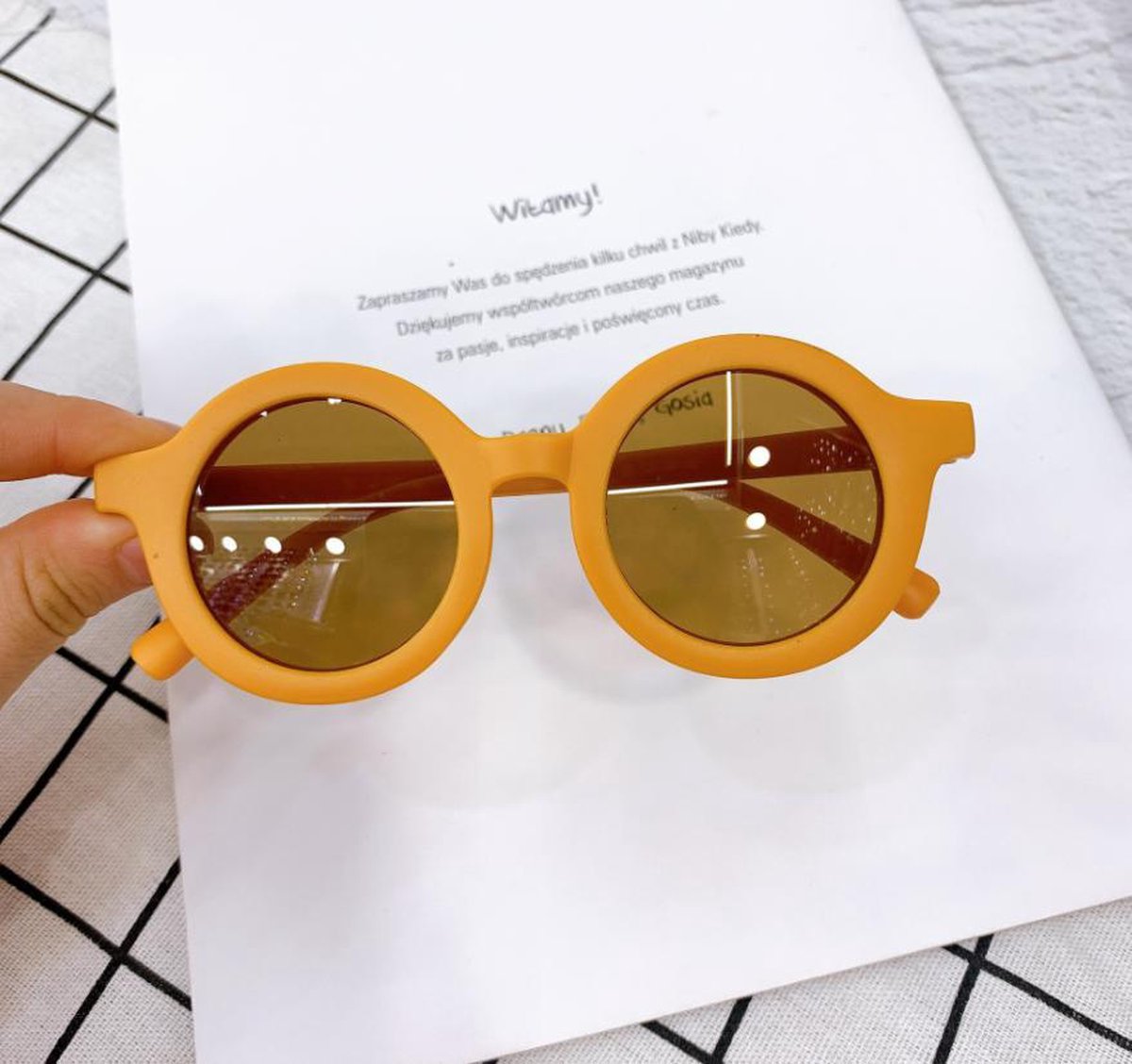 Speel, leer en groei met Kids Zonnebril Oker Geel van Colourful Goodies - Inclusiviteit in elk detail.