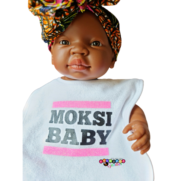 Speel, leer en groei met Moksi Baby Slabbetje van Colourful Goodies - Inclusiviteit in elk detail.