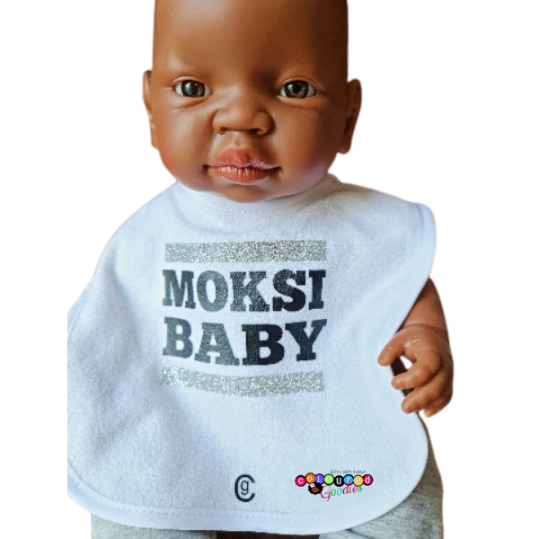 Speel, leer en groei met Moksi Baby Zilver van Colourful Goodies - Inclusiviteit in elk detail.