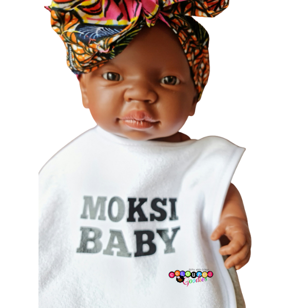 Speel, leer en groei met Moksi Baby Slabbetje van Colourful Goodies - Inclusiviteit in elk detail.