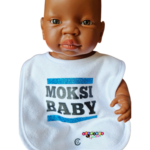 Speel, leer en groei met Moksi Baby blauw van Colourful Goodies - Inclusiviteit in elk detail.