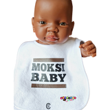 Speel, leer en groei met Moksi Baby bruin van Colourful Goodies - Inclusiviteit in elk detail.