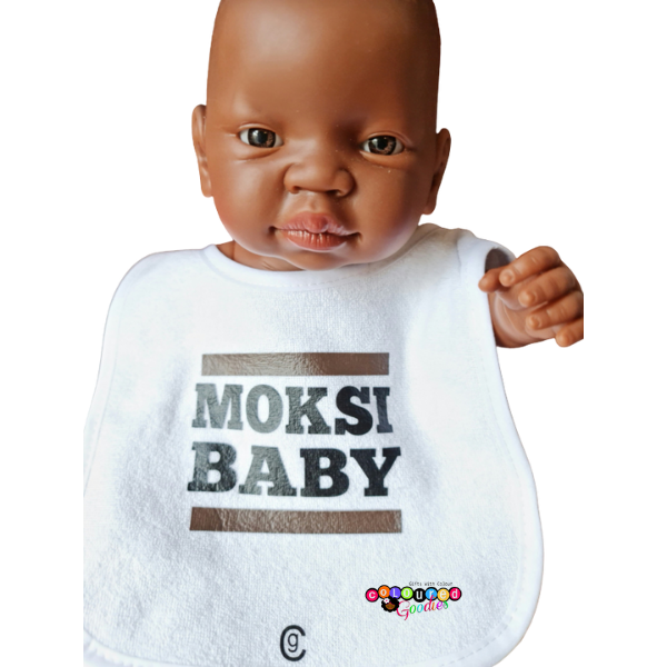 Speel, leer en groei met Moksi Baby bruin van Colourful Goodies - Inclusiviteit in elk detail.