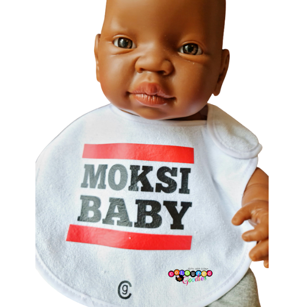 Speel, leer en groei met Moksi Baby Slabbetje van Colourful Goodies - Inclusiviteit in elk detail.