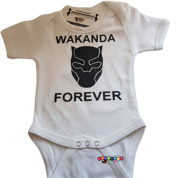 Speel, leer en groei met WAKANDA FOREVER rompertje van Colourful Goodies - Inclusiviteit in elk detail.