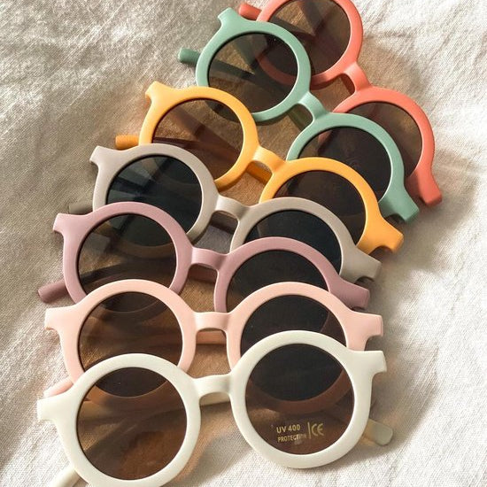 Speel, leer en groei met Kids Zonnebril Oker Geel van Colourful Goodies - Inclusiviteit in elk detail.