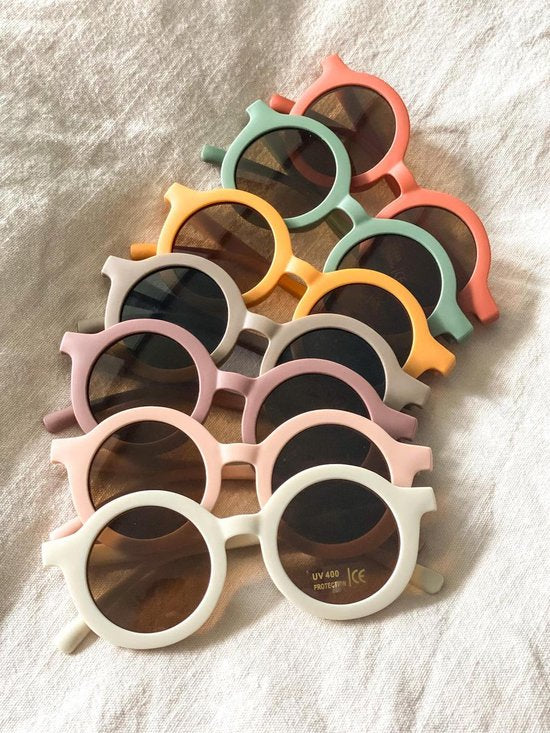 Speel, leer en groei met Kids Zonnebril Oker Geel van Colourful Goodies - Inclusiviteit in elk detail.