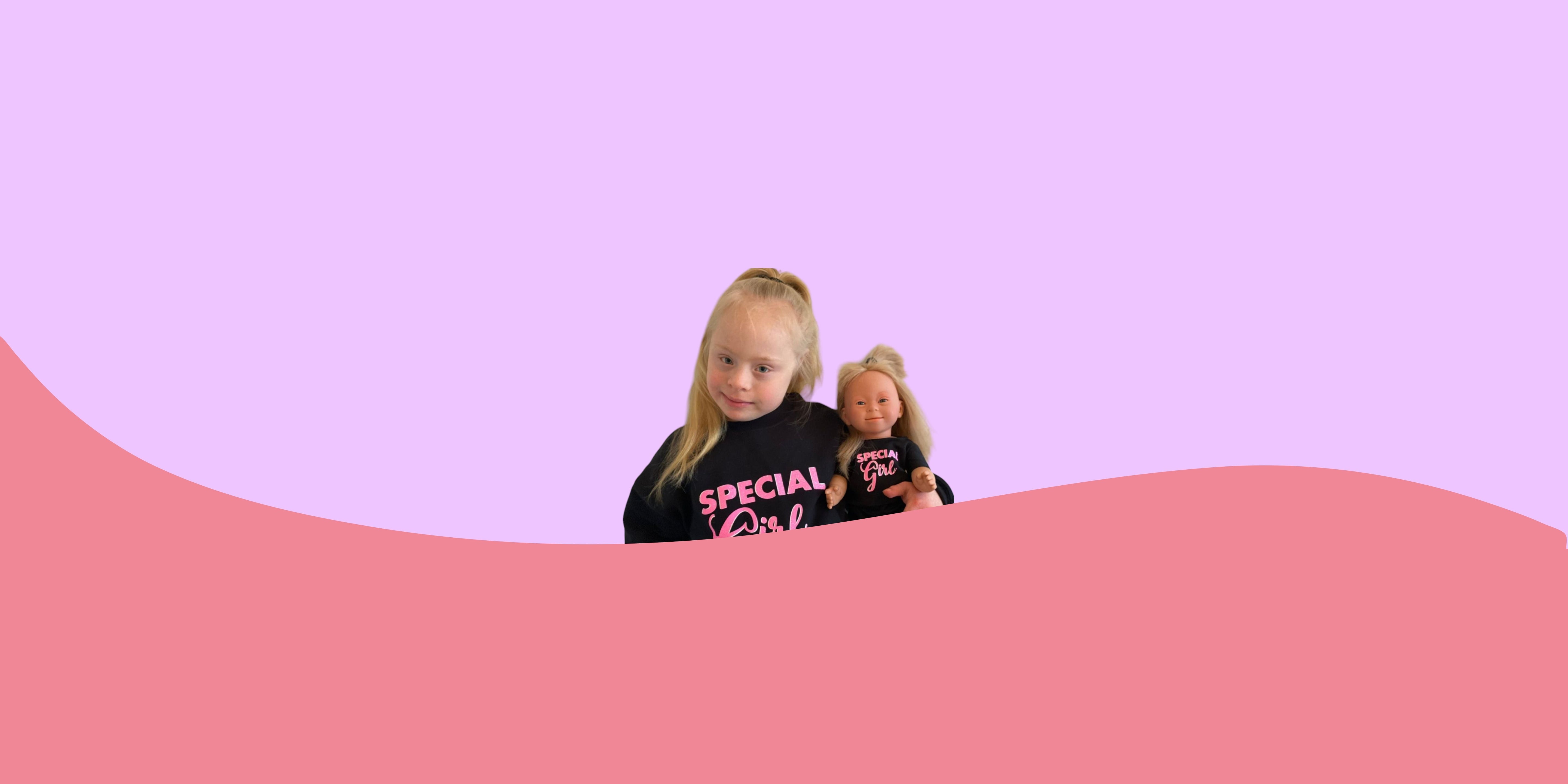 kind met Downsyndroom met een pop
