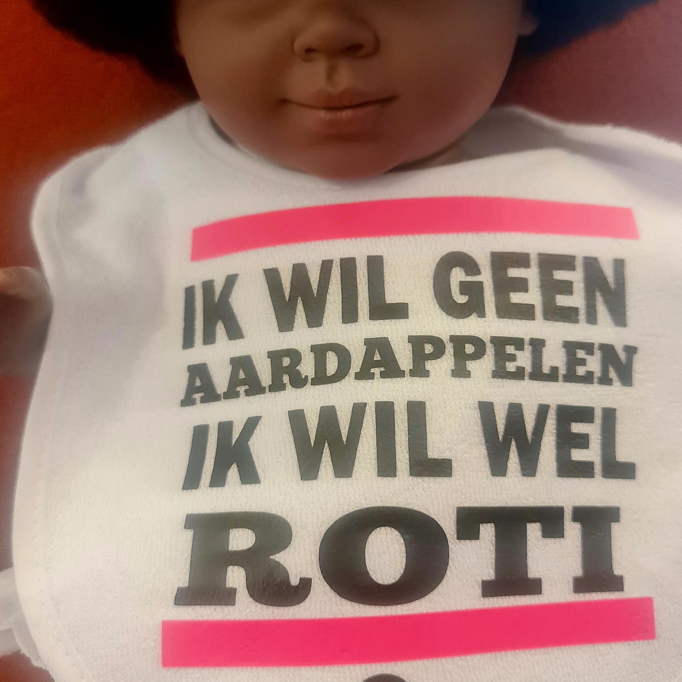 Speel, leer en groei met Geen Aardappel Wel Roti Slabbetje van Colourful Goodies - Inclusiviteit in elk detail.