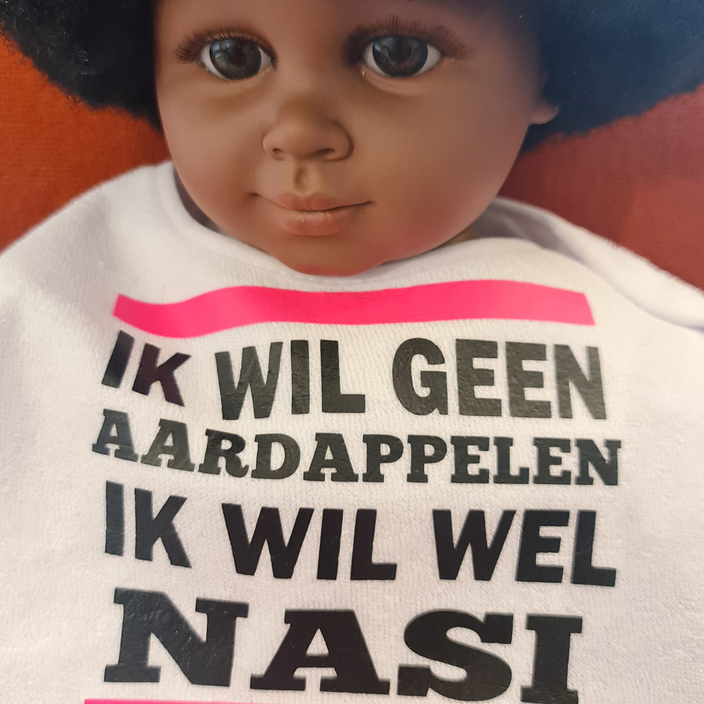 Speel, leer en groei met Geen Aardappelen wel Nasi slabbetje van Colourful Goodies - Inclusiviteit in elk detail.