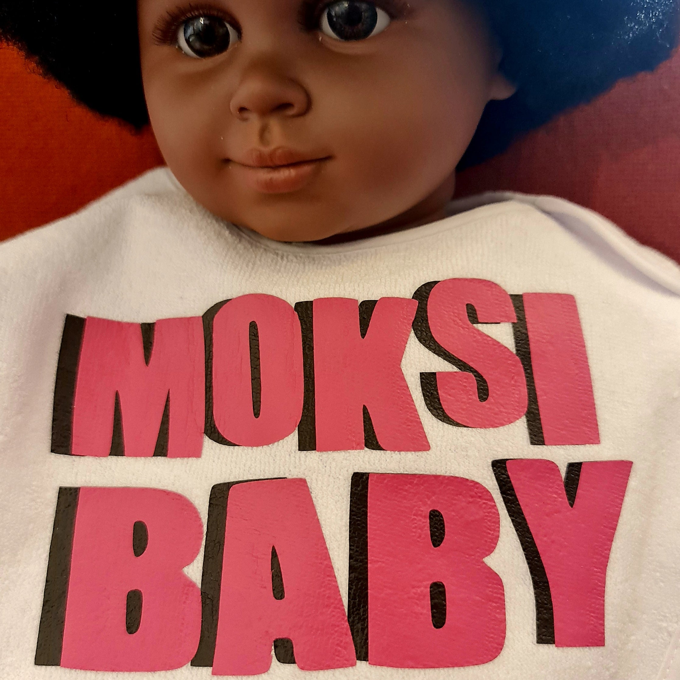 Speel, leer en groei met Moksi Baby Slabbetje van Colourful Goodies - Inclusiviteit in elk detail.