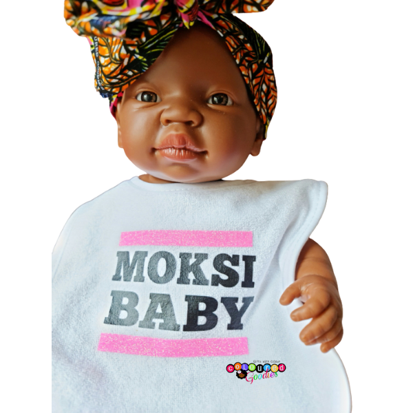 Speel, leer en groei met Moksi Baby roze van Colourful Goodies - Inclusiviteit in elk detail.