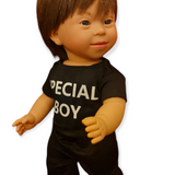 Speel, leer en groei met Joey Special Boy brunette van Colourful Goodies - Inclusiviteit in elk detail.