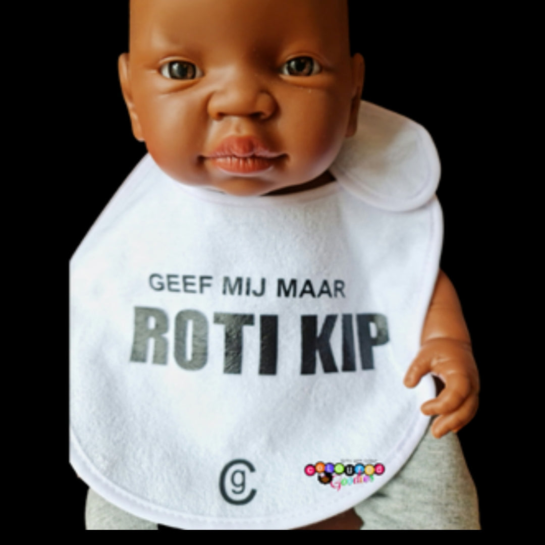 Speel, leer en groei met Slabbetje Geef mij maar Roti Kip van Colourful Goodies - Inclusiviteit in elk detail.