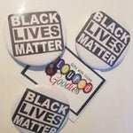 Speel, leer en groei met Button Black Lives Matter van Colourful Goodies - Inclusiviteit in elk detail.