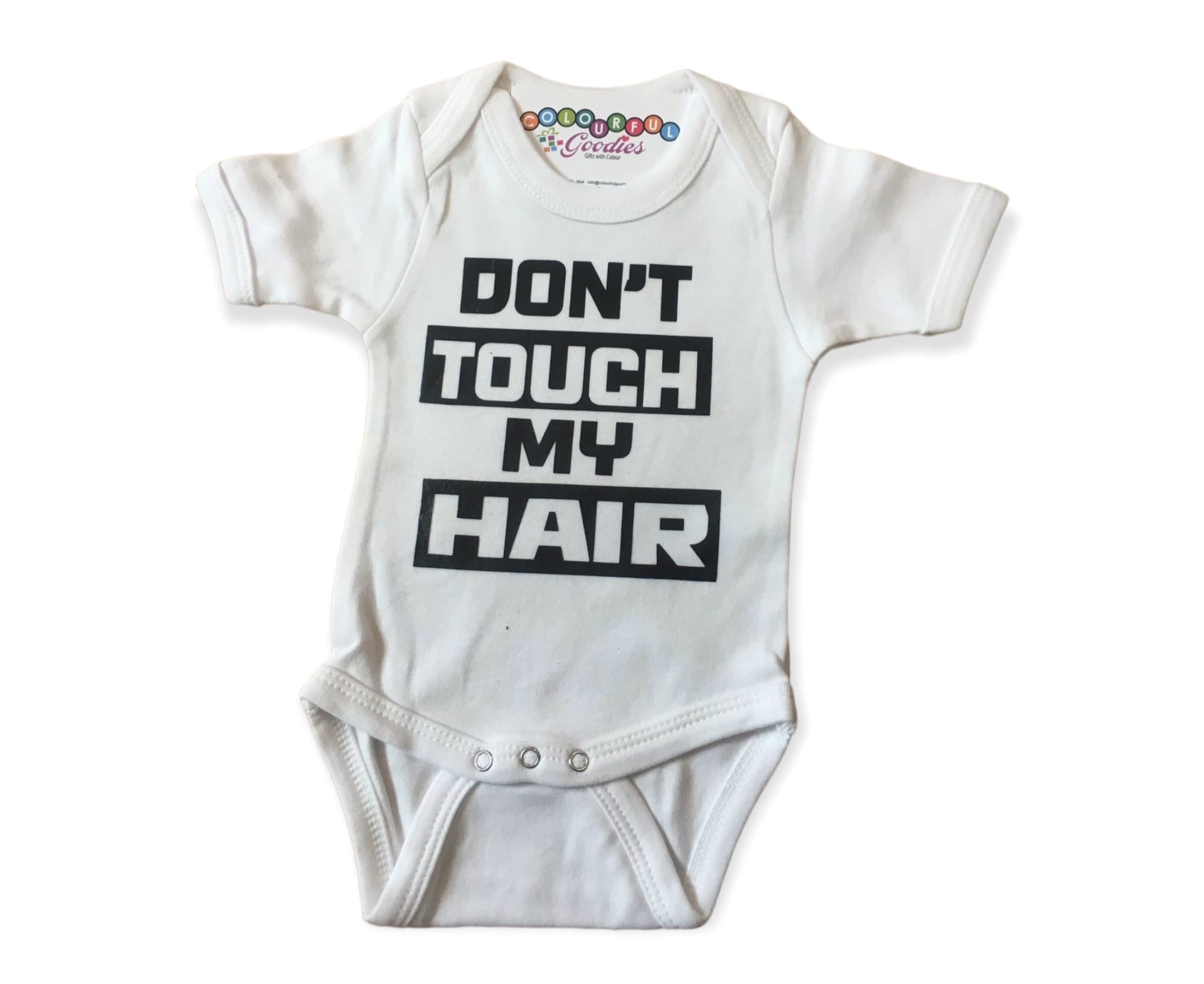 Speel, leer en groei met Don’t touch my hair romper van Colourful Goodies - Inclusiviteit in elk detail.