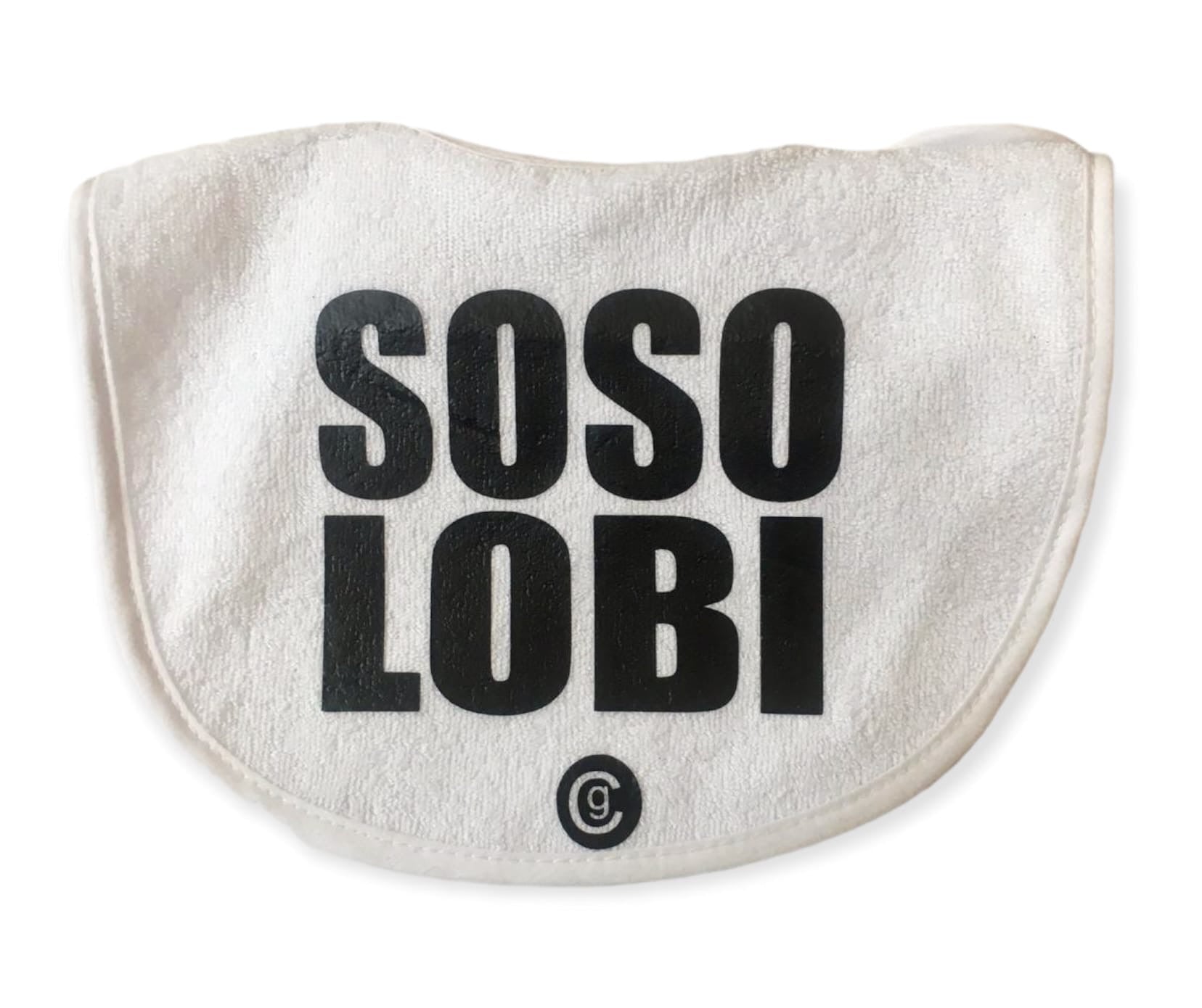 Speel, leer en groei met Soso Lobi slabbetje van Colourful Goodies - Inclusiviteit in elk detail.