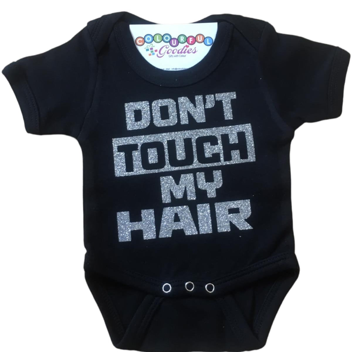 Speel, leer en groei met Don’t touch my hair romper van Colourful Goodies - Inclusiviteit in elk detail.